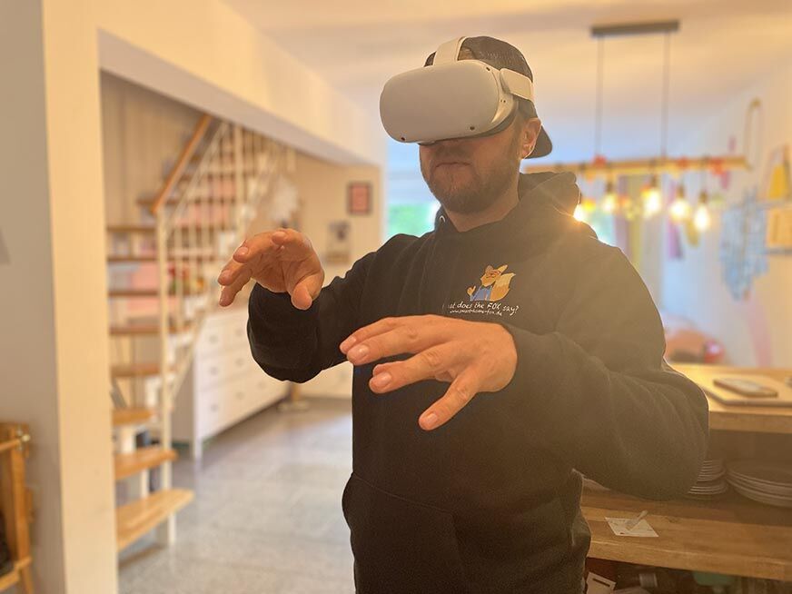 Тестировщик управляет с помощью рук